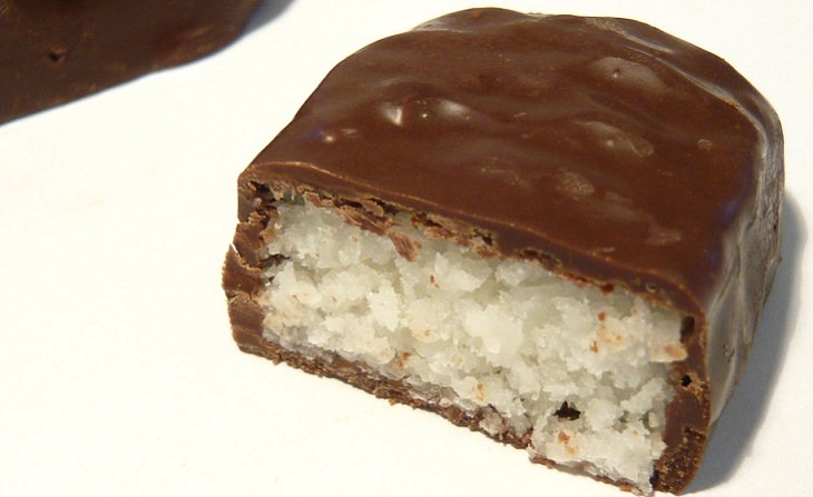 מתכון לחטיפי קוקוס מצופים בשוקולד חלב