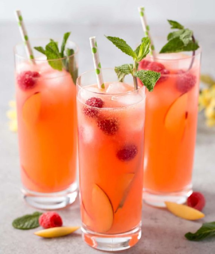 מתכון למשקה לימונדה עם אפרסקים ופטל