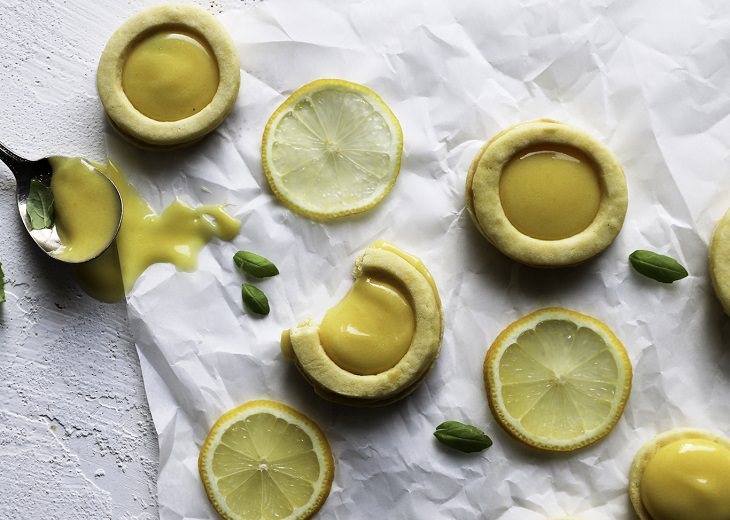 מתכון לעוגיות חמאה עם קרם לימון ובזיליקום
