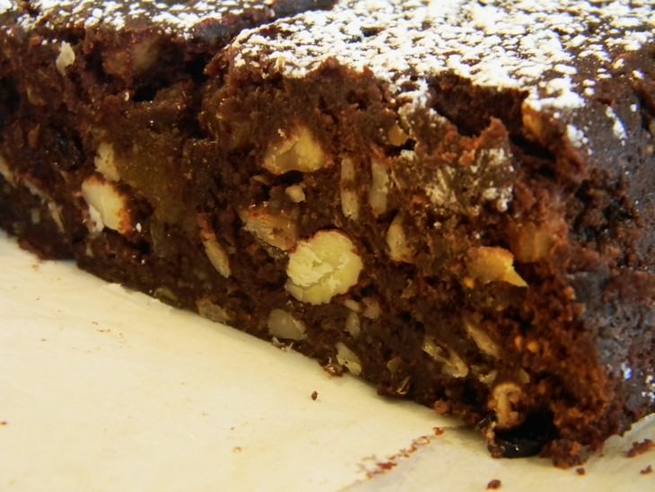 מתכון לעוגת שוקולד בחושה של הקונדיטור מוטי רז, עורך המתכונים של בא-במייל