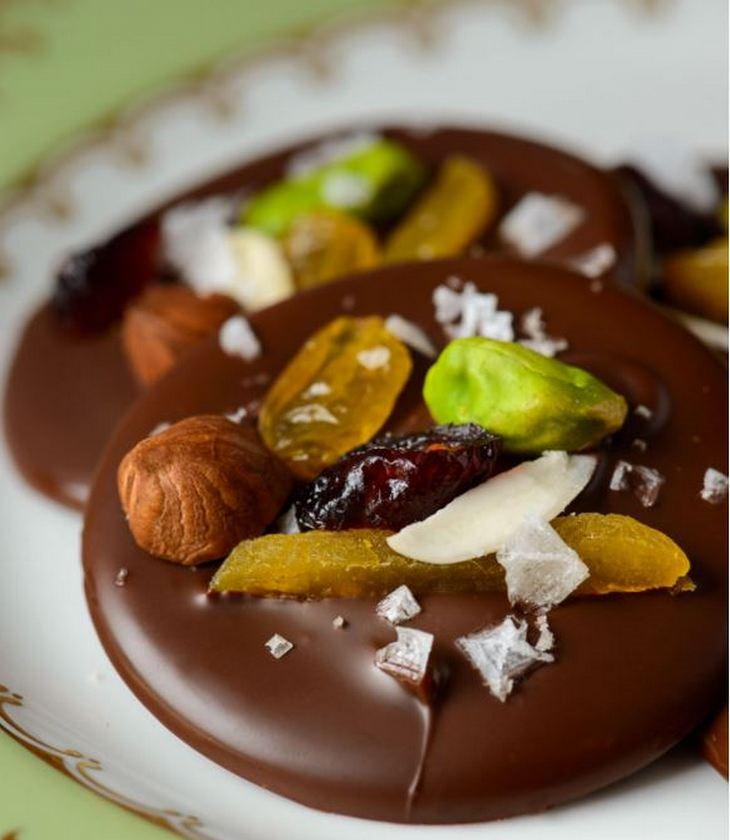 מתכון לקינוח מטבעות שוקולד עם פירות מיובשים