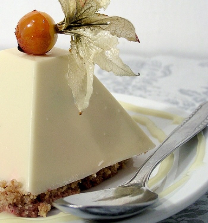 מתכון לשוקולד לבן בצורת פירמידות, במילוי קרם תותים של ענבל 